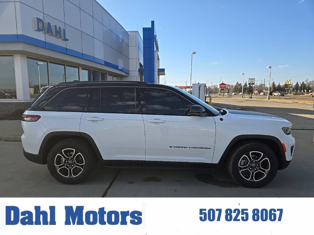 2022 Jeep Grand Cherokee Trailhawk in White — front three-quarter view